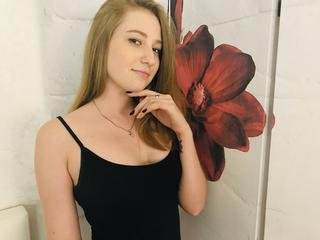 Lindssey - I want to show all my passione and i want to have fun with you. Are you horny allready? 